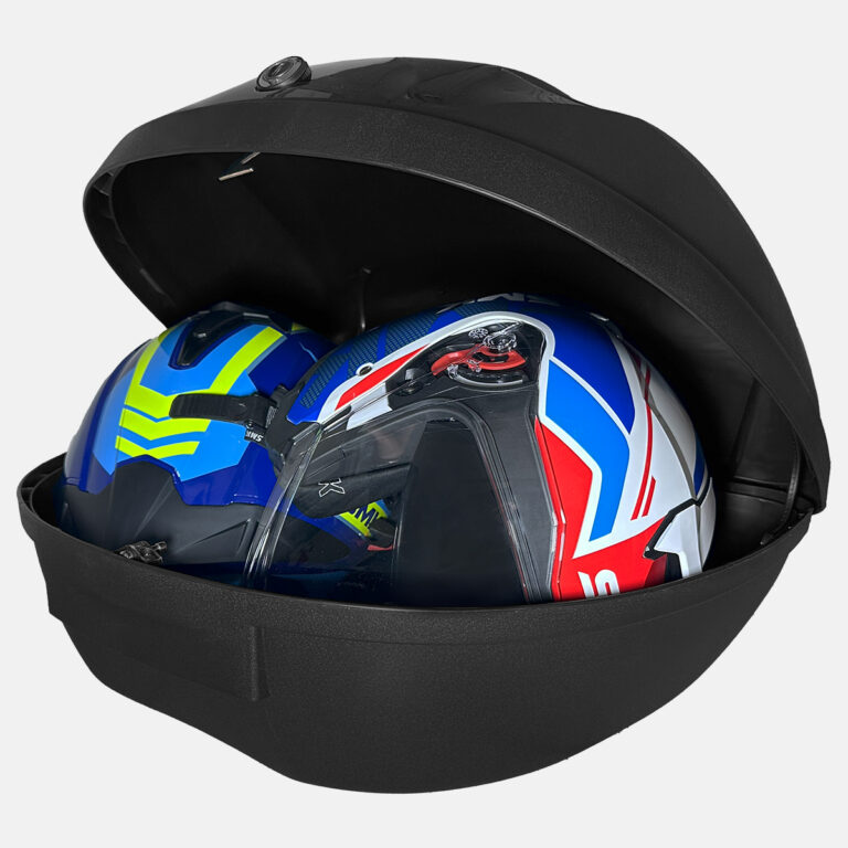 Top case spencer 51 litres noir ouvert avec deux casques de moto colorés à l'intérieur