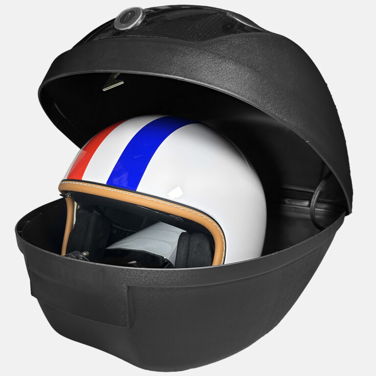 Top case Spencer 29 litres ouvert avec un casque blanc à rayures bleu et rouge à l'intérieur